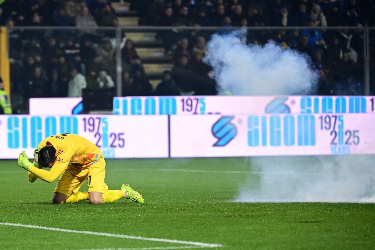 Neben Goalie Emil Audero explodierte ein Feuerwerkskörper. © APA/afp / PIERO CRUCIATTI
