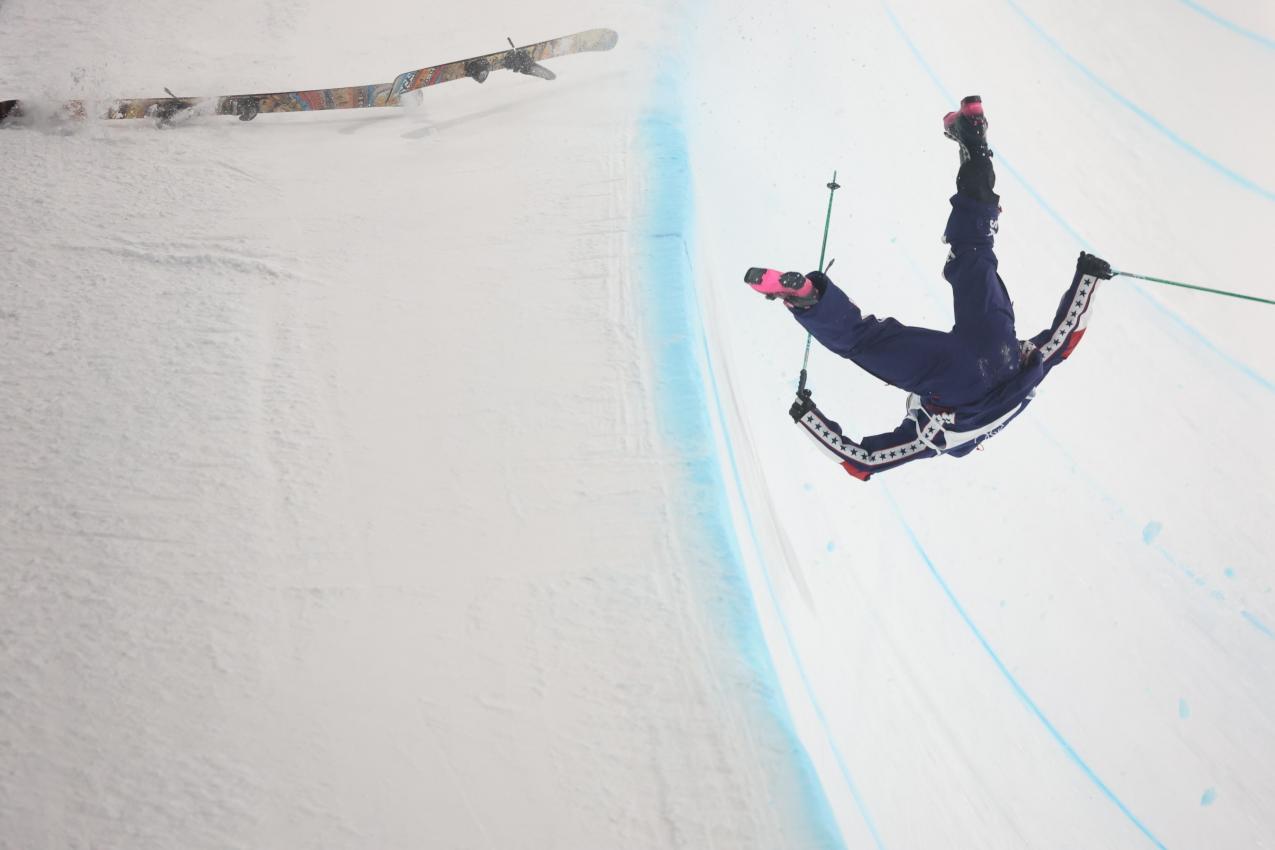 Nick Goepper überstand diesen Sturz schadlos. © ANSA / SERGEI ILNITSKY