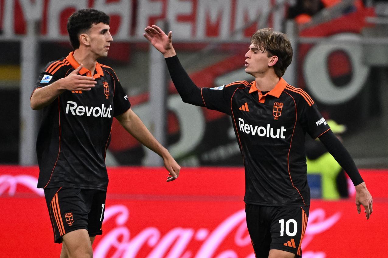 Nico Paz (rechts neben Jacobo Ramon) brachte Como gegen Milan in Führung. © APA/afp / PIERO CRUCIATTI