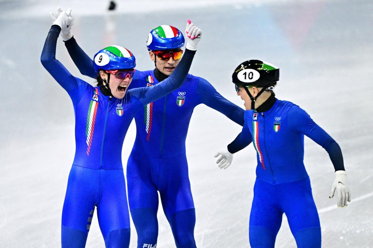 Nur auf dem Eis ein Team: Italiens Shorttracker. © APA/afp / JULIEN DE ROSA