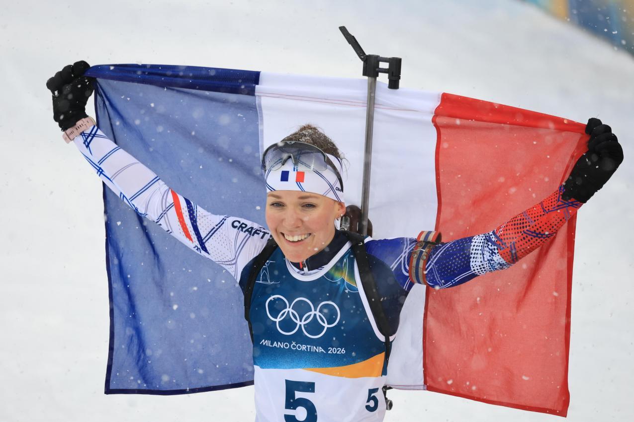 Océane Michelon hat sich zur Olympiasiegerin im Massenstart gekrönt. © ANSA / PIERRE TEYSSOT