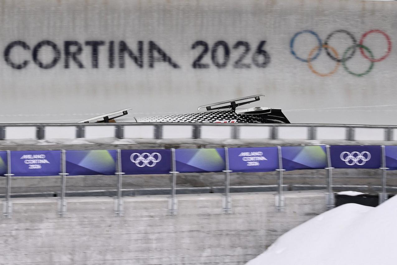 Österreichs Bob war umgekippt. © APA/afp / TIZIANA FABI