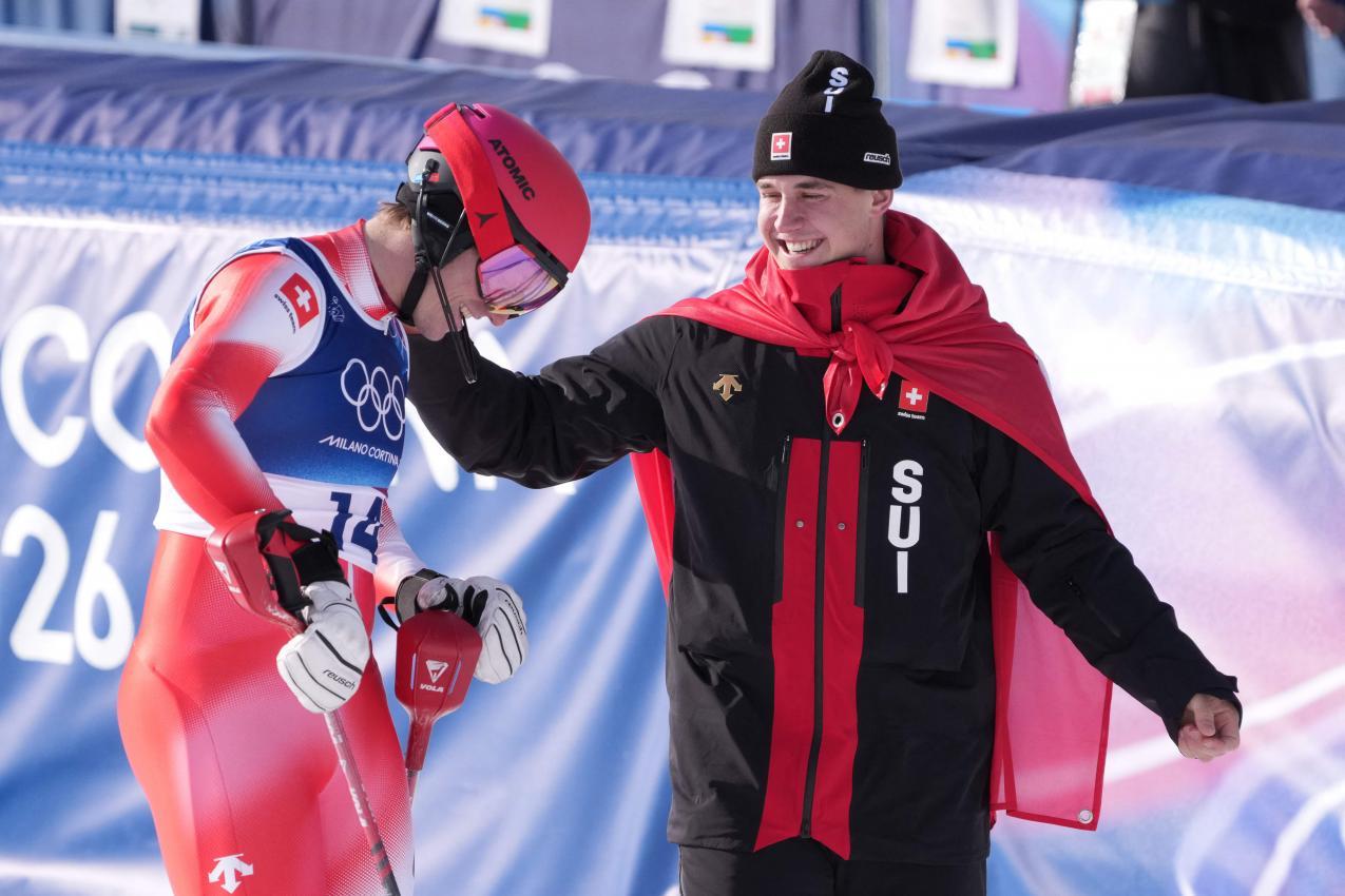 Olympiasieger in der Team-Kombi: Franjo von Allmen (r.) und Tanguy Nef. © APA/afp / DIMITAR DILKOFF