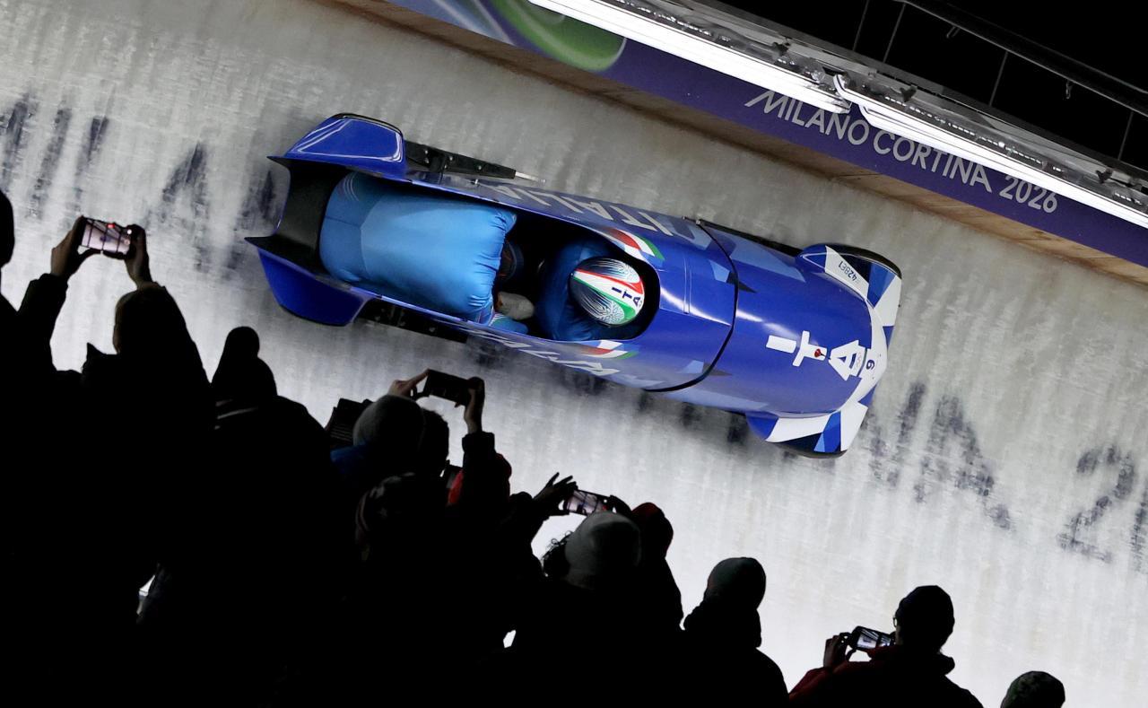 Patrick Baumgartner mit dem Zweierbob in Cortina. © ANSA / ANDREA SOLERO