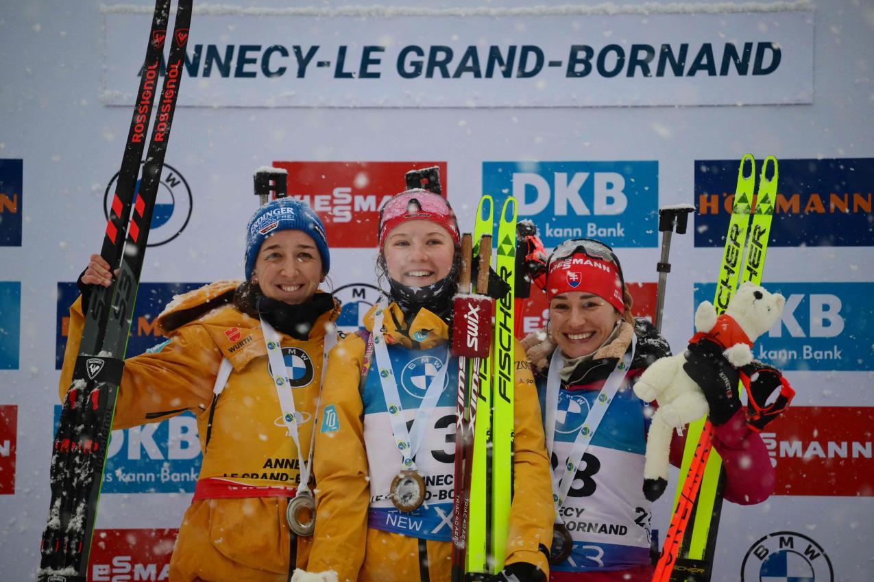 Paulina Batovska Fialkova (rechts) im Dezember 2024 noch auf dem Podium. © APA/afp / OLIVIER CHASSIGNOLE