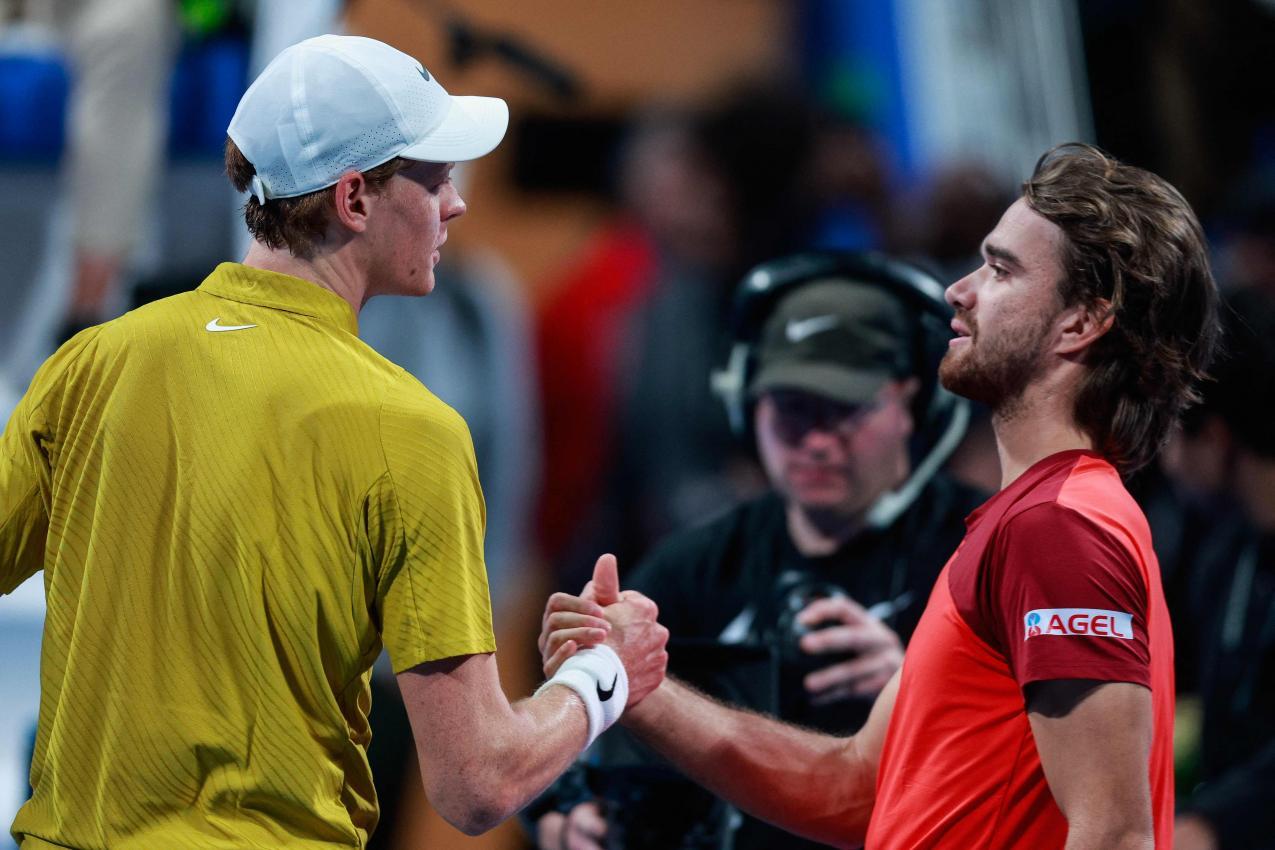 Sinner (links) und Machac (rechts) klatschen sich ab. © APA/afp / KARIM JAAFAR