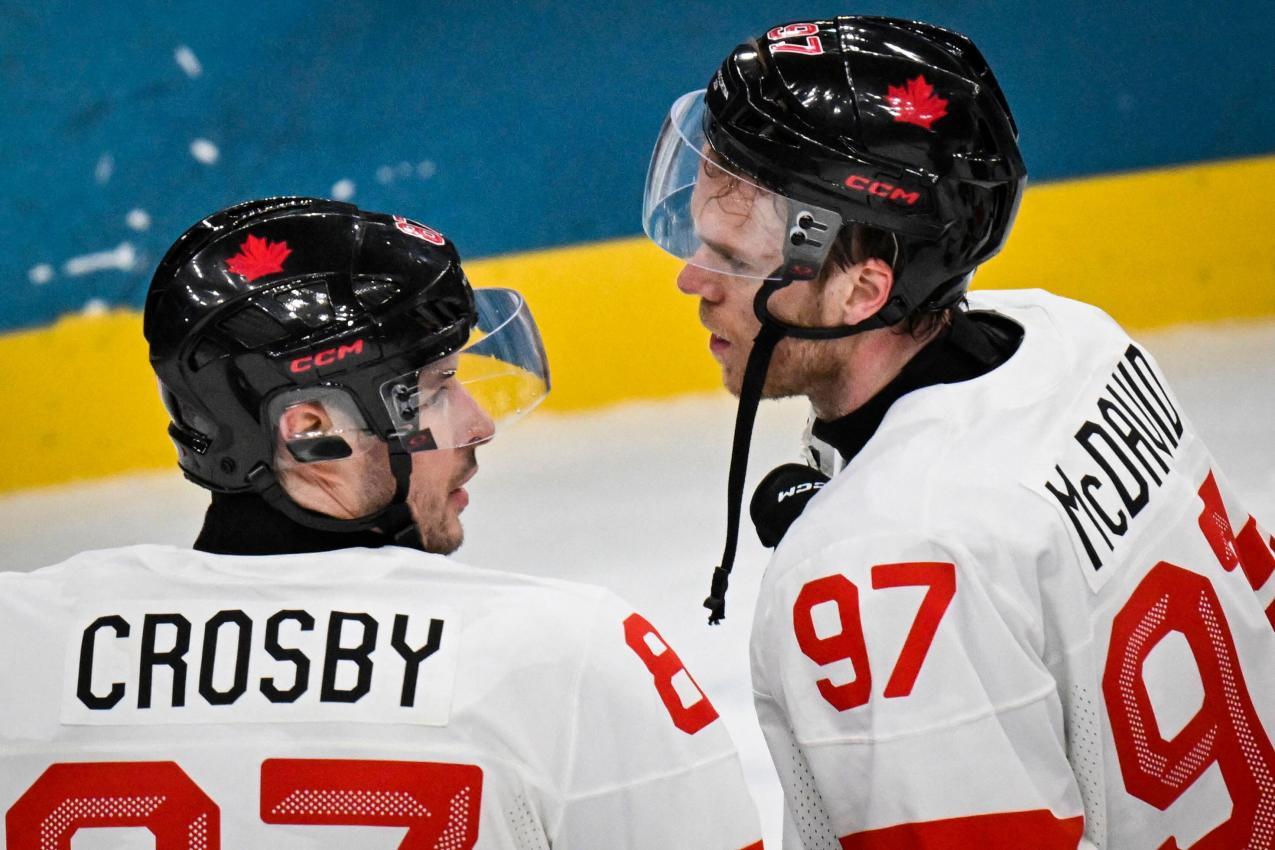 Sollen Kanada zum Olympia-Triumph führen: Sidney Crosby (links) und Connor McDavid. © APA/afp / ALEXANDER NEMENOV