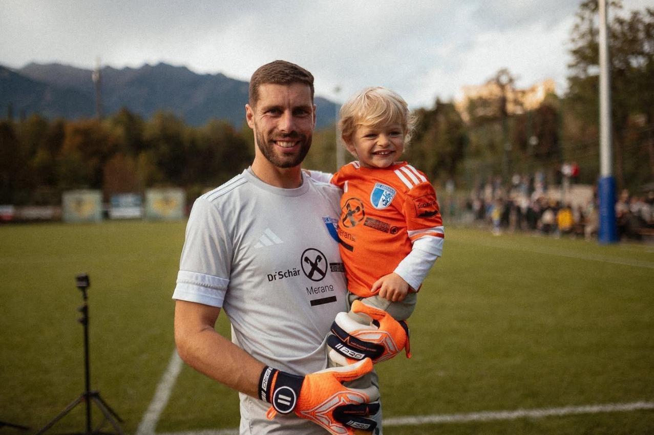 Tenderini mit Söhnchen Tommaso auf dem Arm.