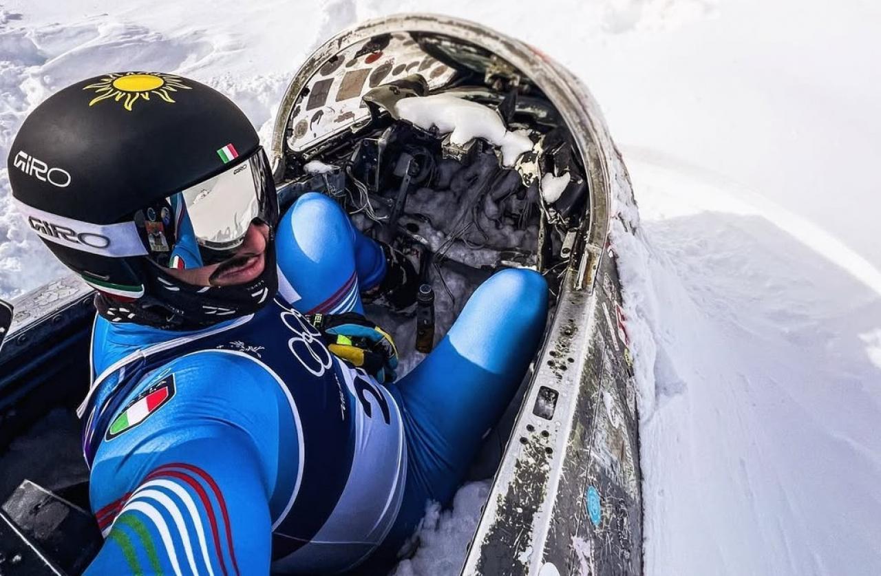 Tomasoni mit dem Sonnensymbol auf dem Helm.