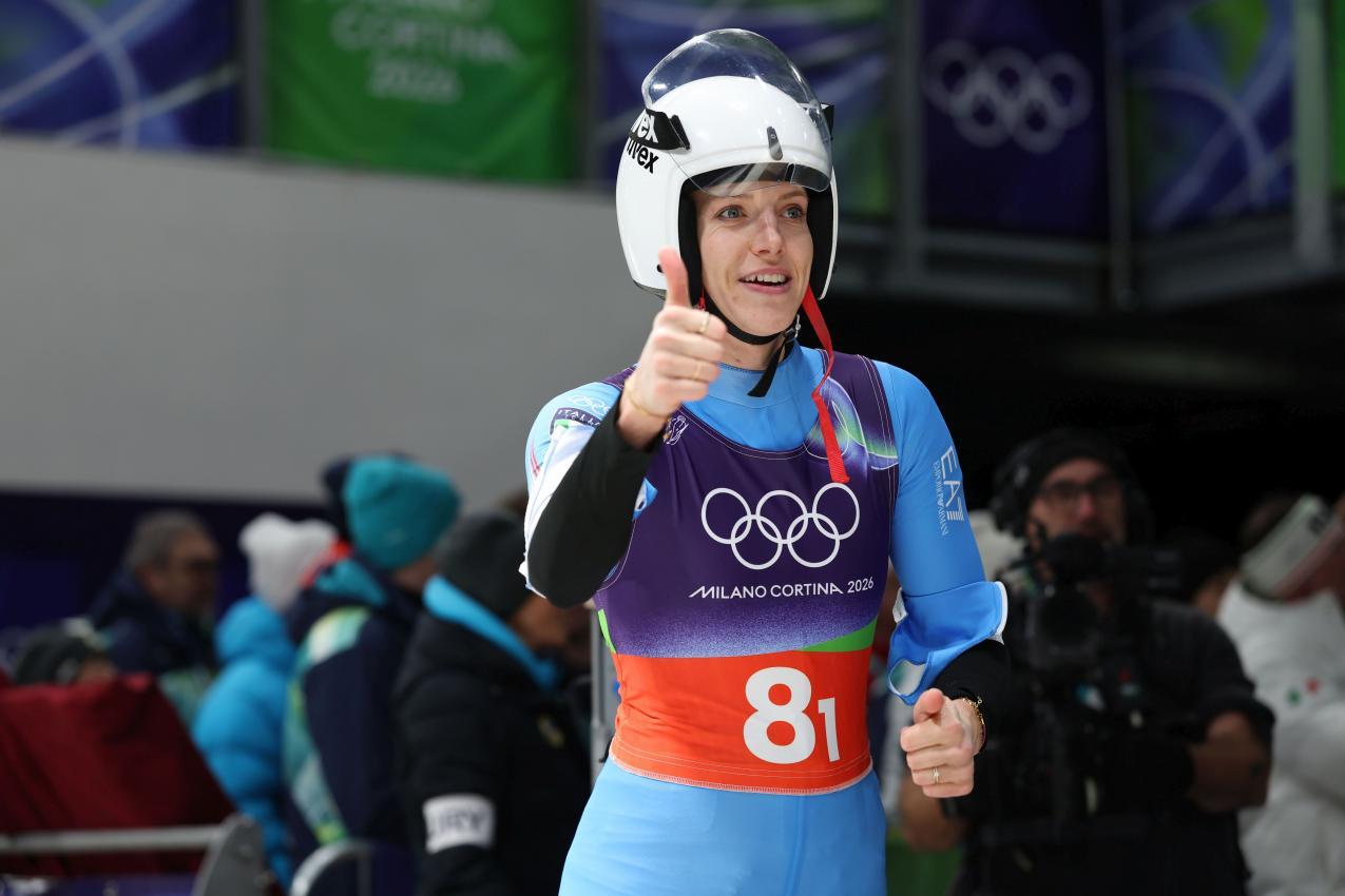 Verena Hofers Daumen zeigt nach oben: Die Rodlerin aus Feldthurns hat ihre Medaille. © FELICE CALABRO' / Felice Calabro'