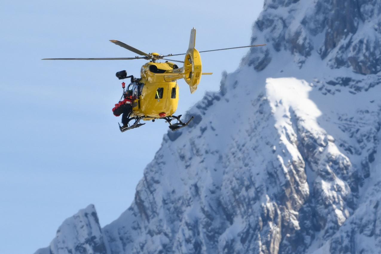 Vonn wurde ins Krankenhaus geflogen. © APA/afp / MARCO BERTORELLO