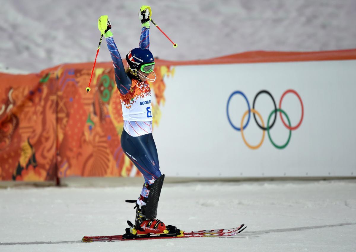 Vor zwölf Jahren krönte sich Mikaela Shiffrin zur Slalom-Olympiasiegerin. © APA/epa / ROLAND SCHLAGER