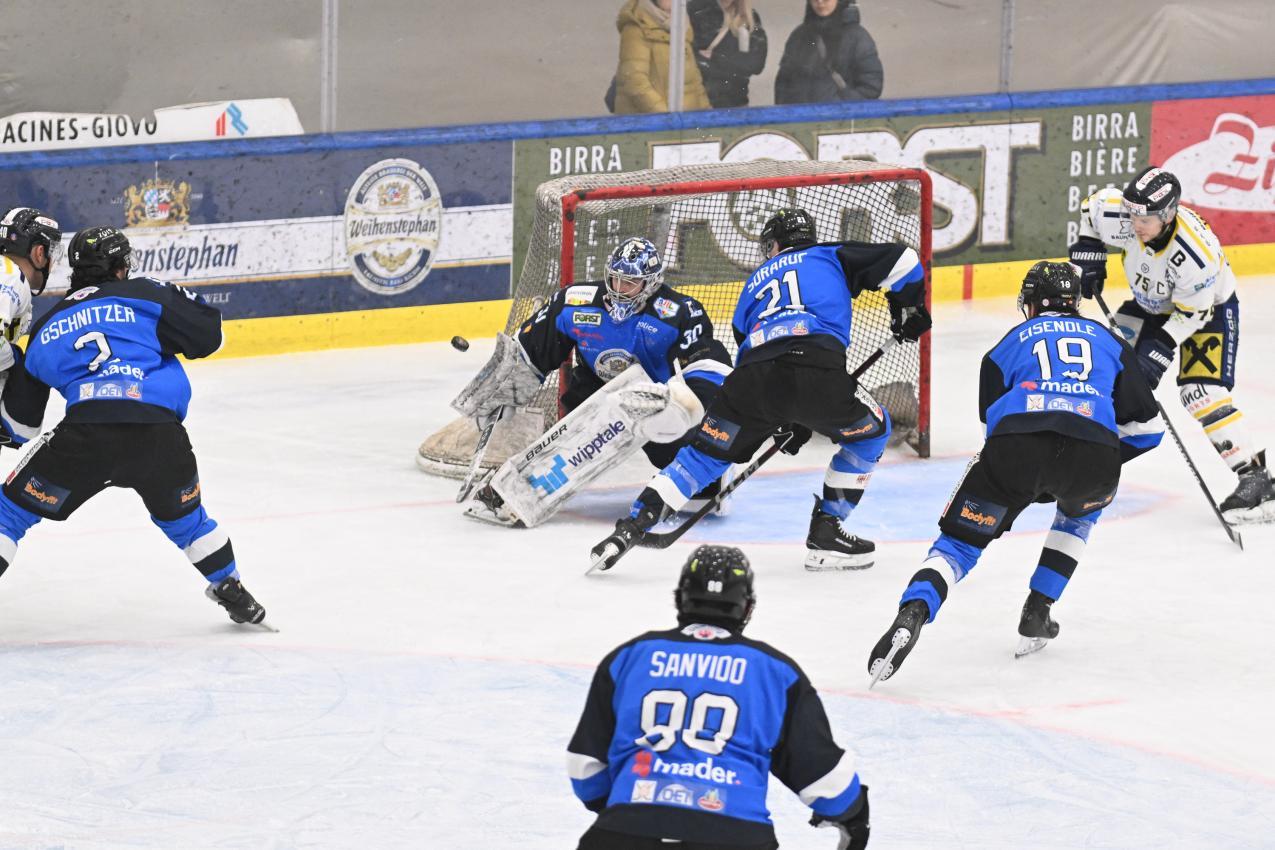 Wipptal-Goalie Fabian Klammer hatte einen schweren Stand. © Oskar Brunner