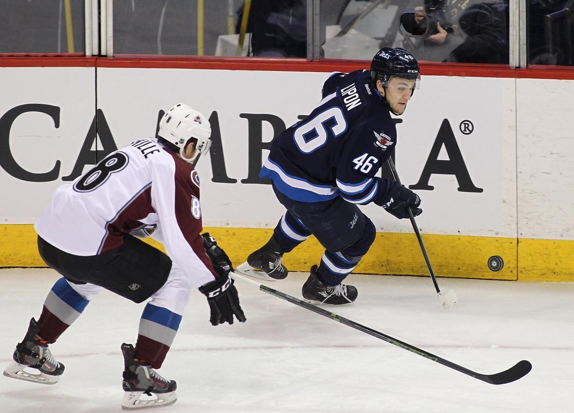 18. Jänner 2016: JC Lipon (rechts) gibt mit den Winnipeg Jets sein NHL-Debüt. © GETTY IMAGES NORTH AMERICA / MARIANNE HELM