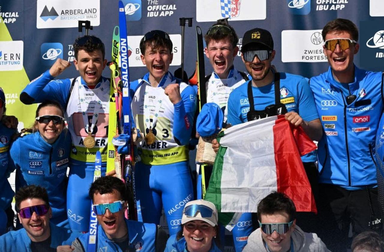 Andreas Braunhofer, Jonas Tscholl und Julian Huber (hinten v.l.) lassen sich von ihrem Team feiern. © Deubert/IBU