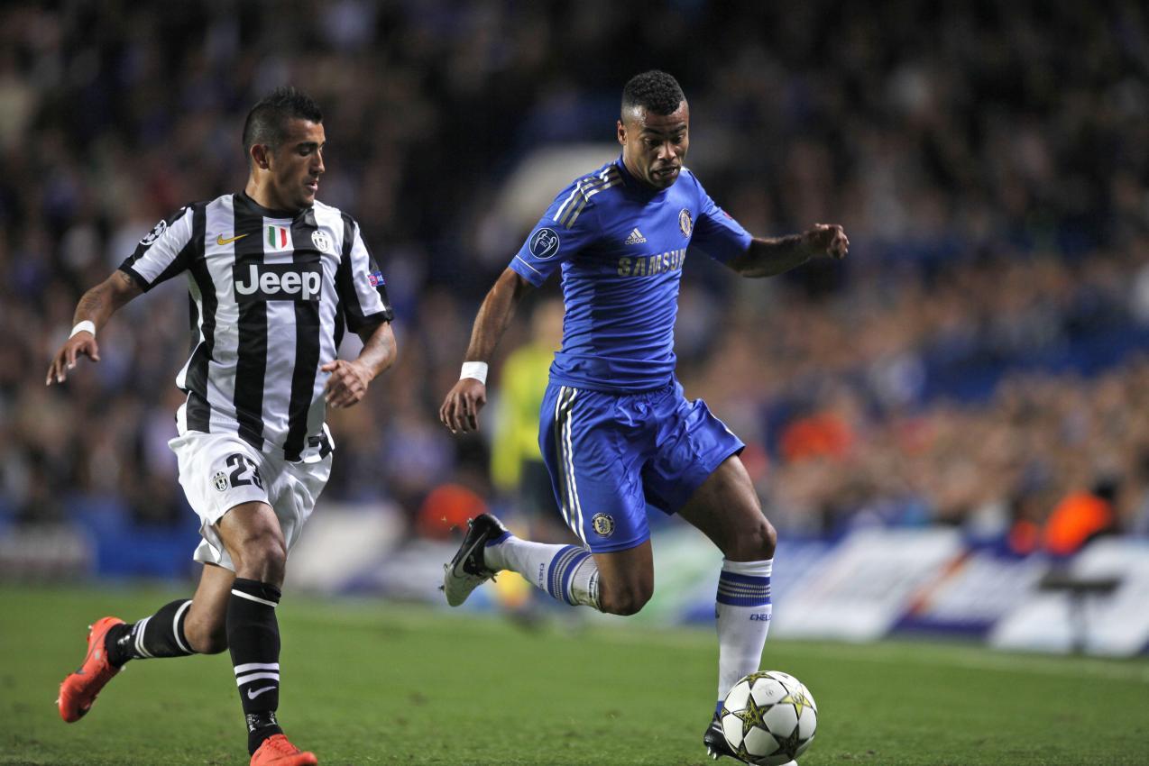 Ashley Cole (hier in der Champions League gegen Juve und Arturo Vidal) war als Spieler eine Legende. © APA/epa / KAREL PRINSLOO