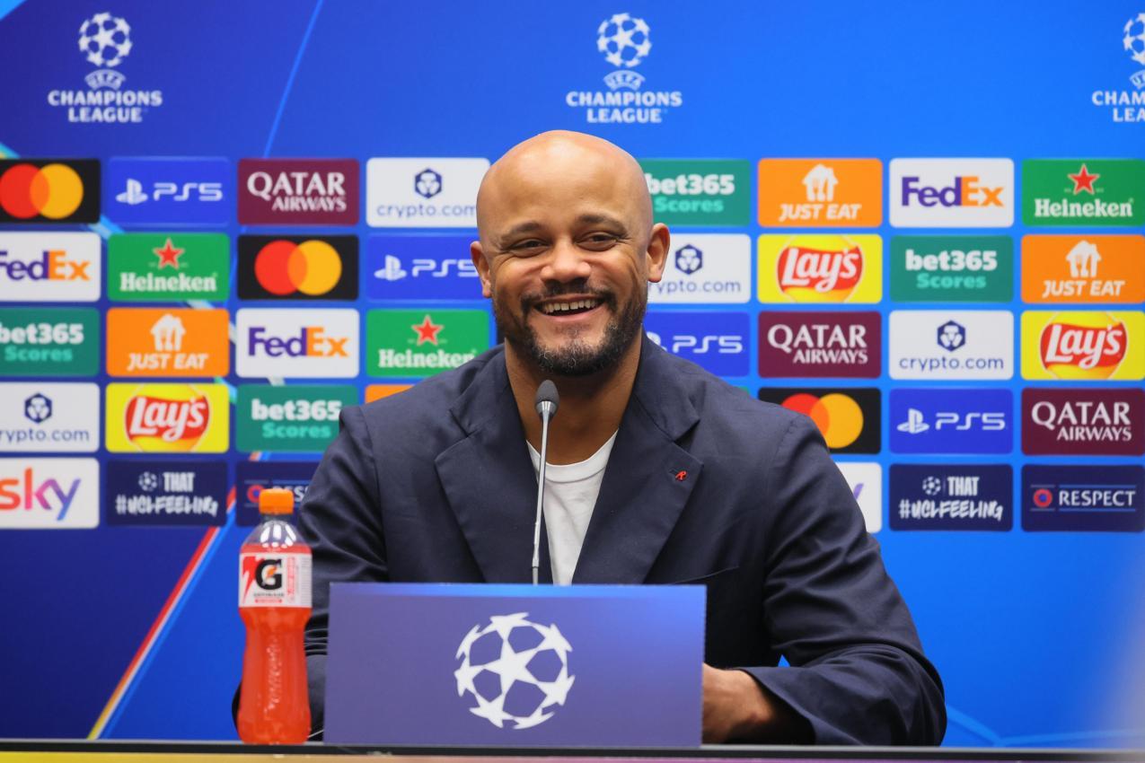Bayern-Coach Vincent Kompany versprüht vor dem Achtelfinal-Hinspiel gute Laune. © ANSA / MICHELE MARAVIGLIA