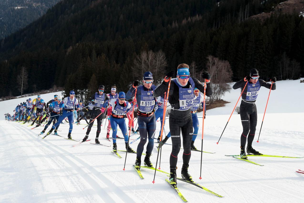 Biathlet Lukas Hofer aus Montal (vorne) beendete das Rennen über 42 Kilometer auf dem fünften Platz. © Newspower.it
