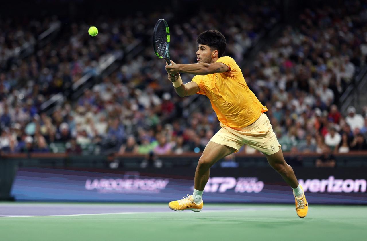 Carlos Alcaraz warf gegen Arthur Rinderknech alles in die Waagschale. © APA / CLIVE BRUNSKILL