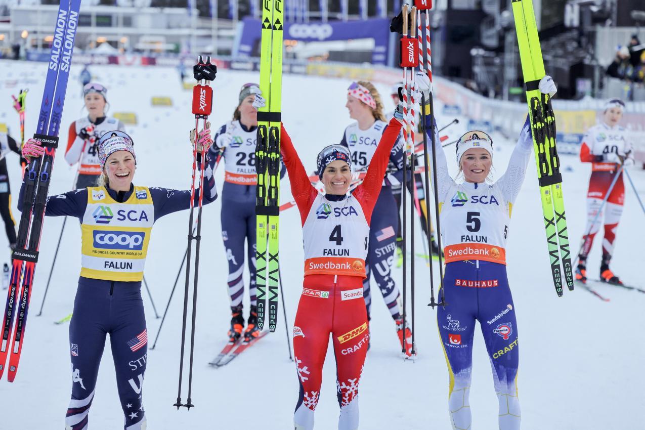 Das Podest mit Jessie Diggins, Heidi Weng und Frida Karlsson. © ANSA / Pär Bäckström