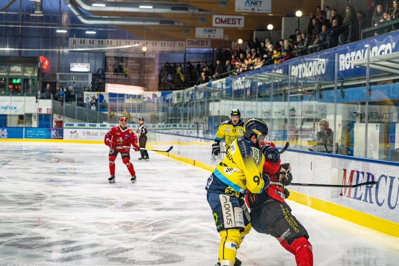 Der HC Eppan (in Gelb) steht mit dem Rücken zur Wand. © Jan Marc Zublasing