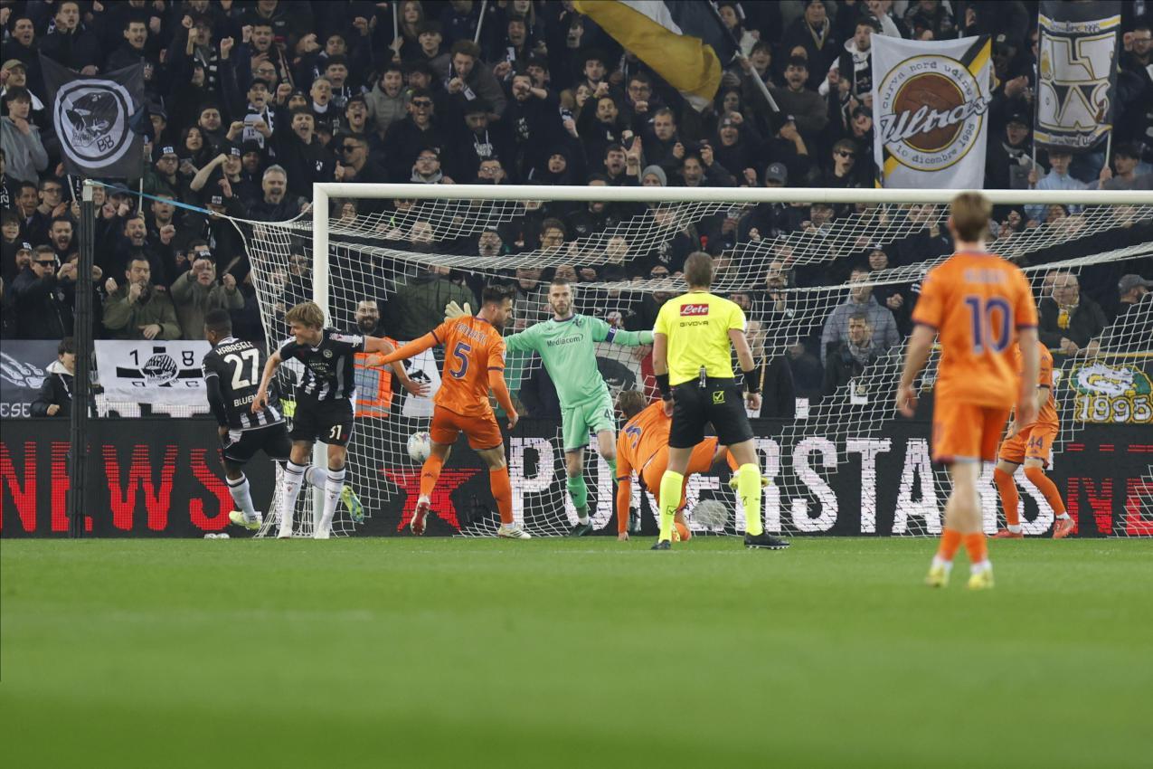 Die Fiorentina (in Orange) verlor  bei Udinese klar. © ANSA / Mattia Radoni