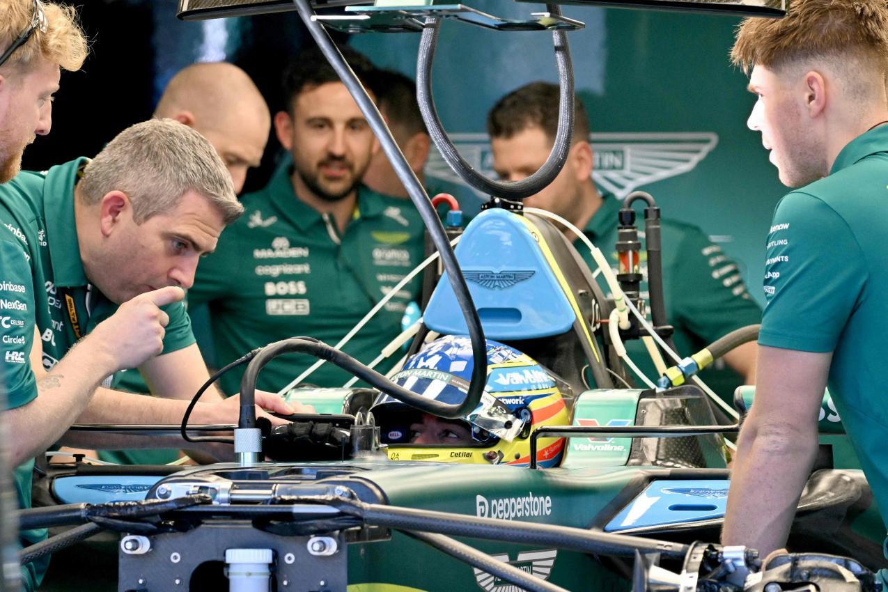 Die Mechaniker tüfteln am Auto. © APA/afp / PAUL CROCK