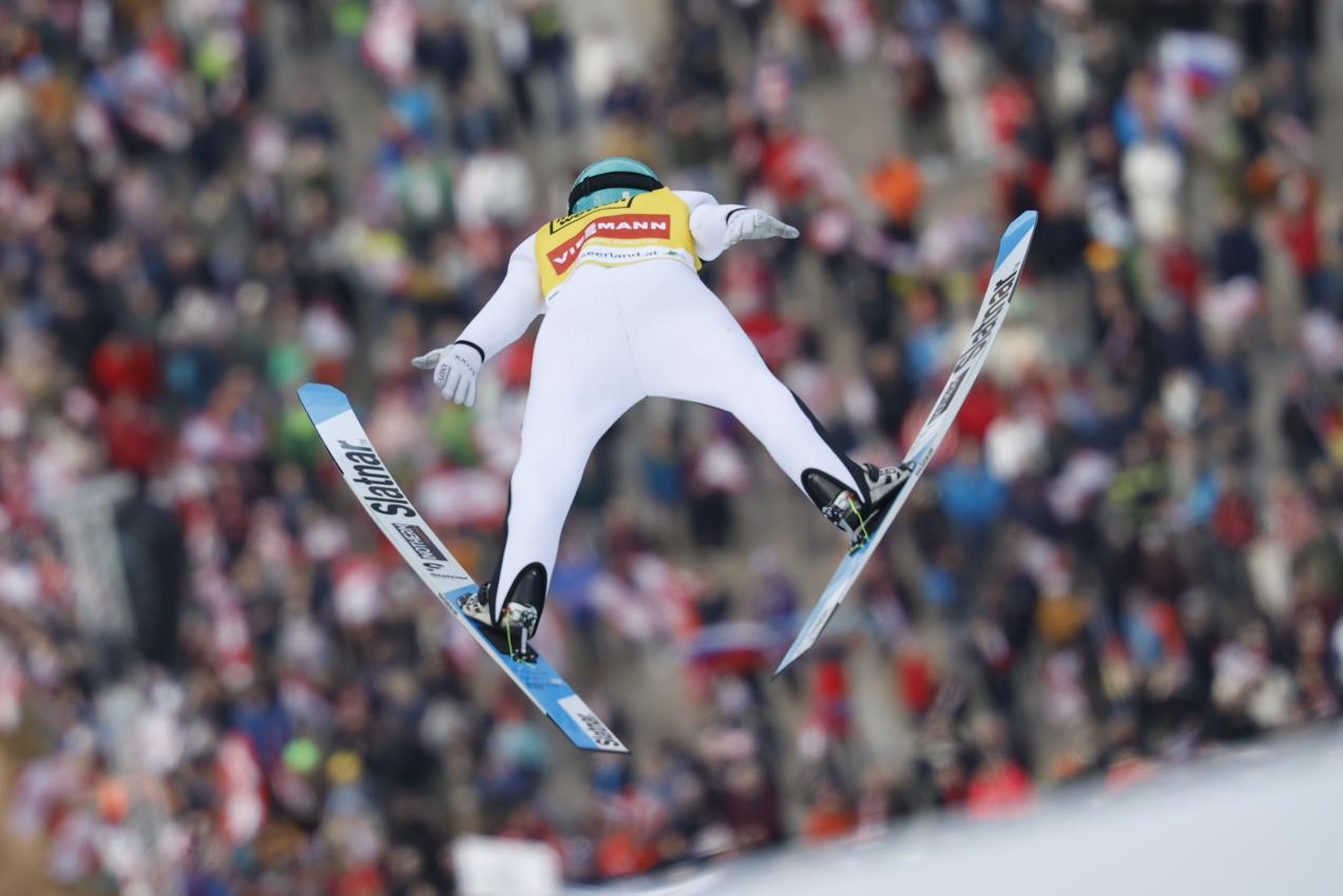 Domen Prevc fliegt in einer eigenen Liga. © APA / ERWIN SCHERIAU