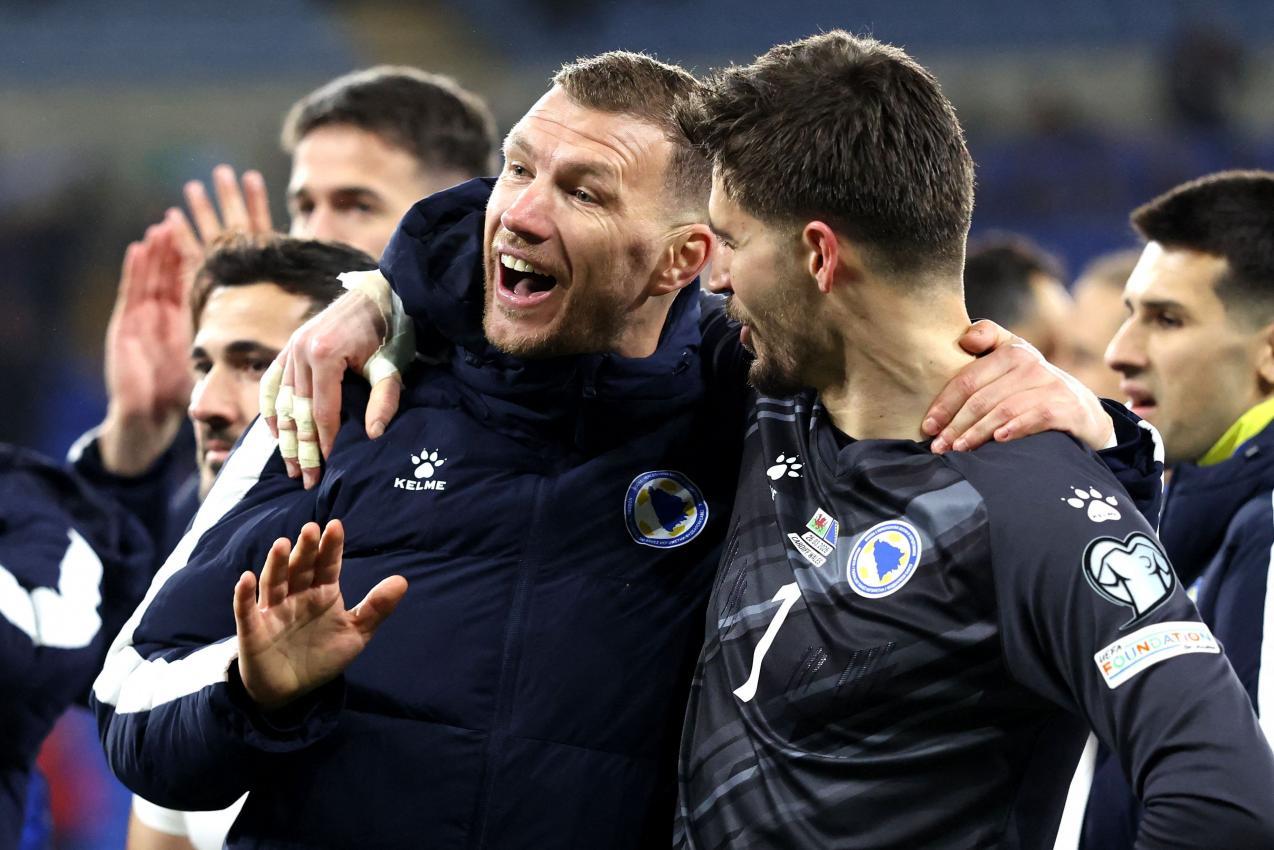 Edin Dzeko (links) will mit Bosnien Italien erneut die WM-Teilnahme verderben. © APA/afp / DARREN STAPLES