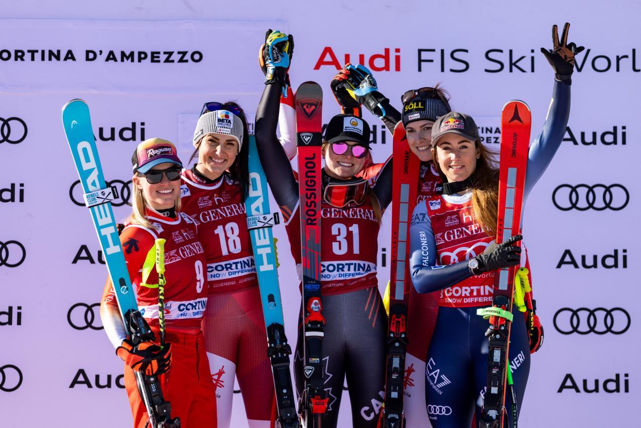 Ein äußerst kurioses Podest im Jänner 2024, von links: Lara Gut-Behrami (2.), Stephanie Venier (1.) sowie die drei Drittplatzierten Valerie Grenier, Christina Ager und Sofia Goggia. © ANSA / ANDREA SOLERO