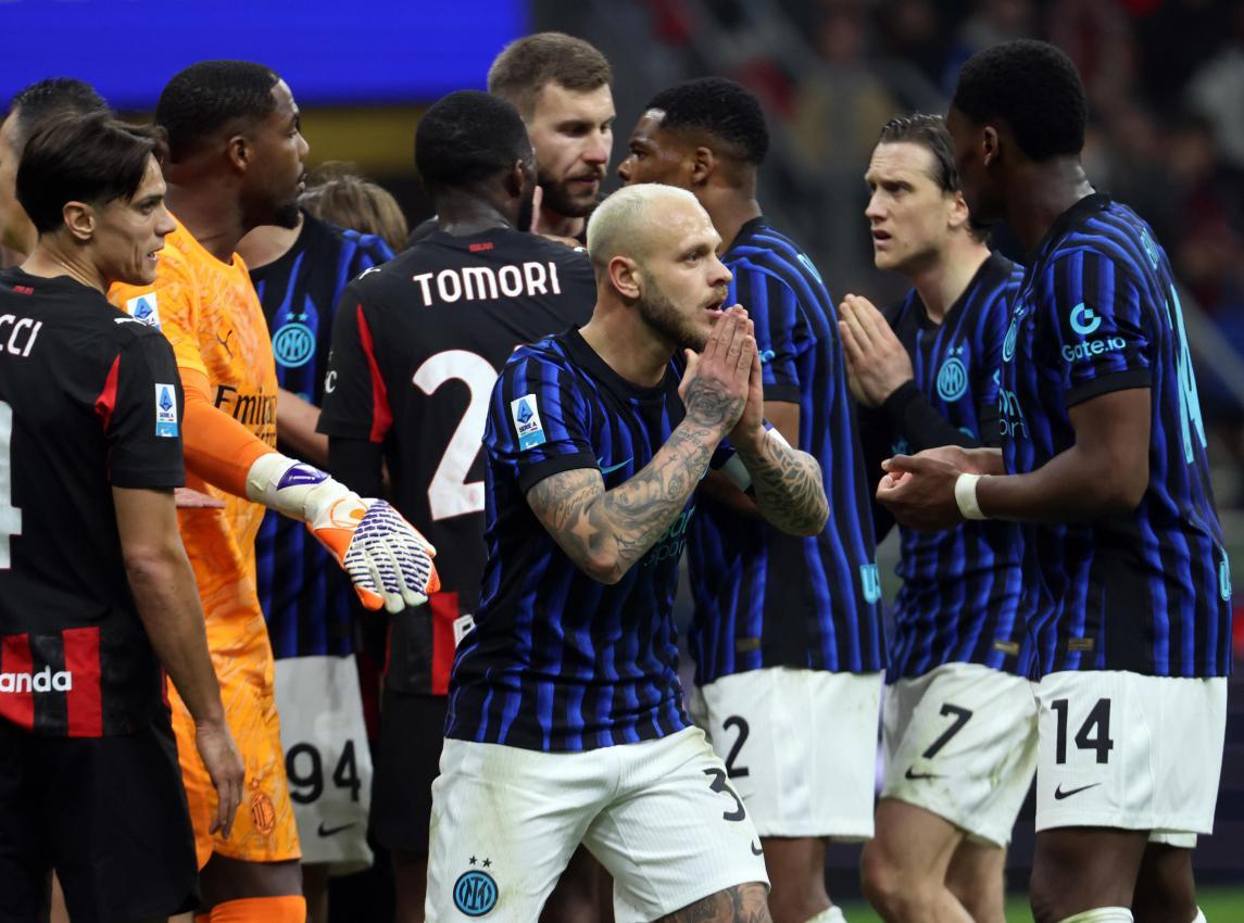 Federico Dimarco (vorne) kann es nicht fassen. © ANSA / MATTEO BAZZI