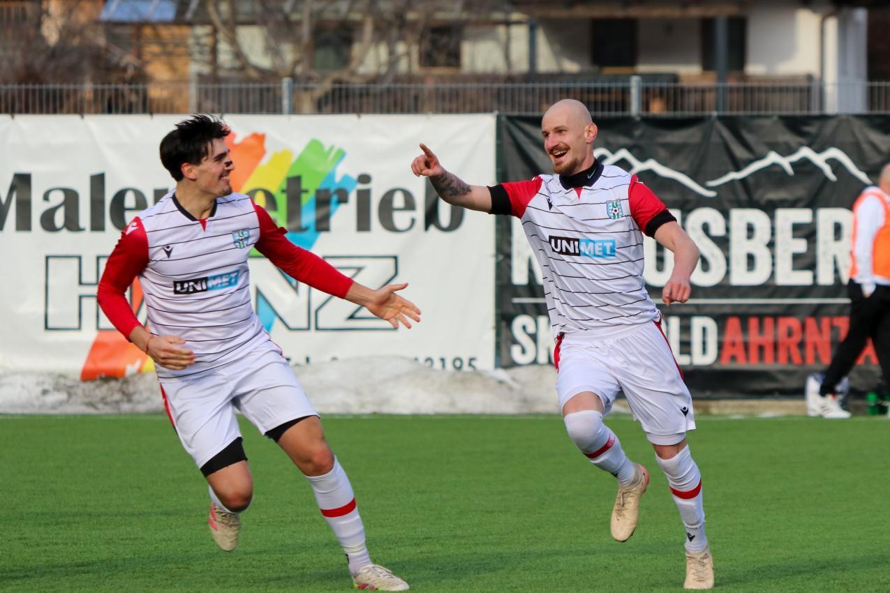 Florian Engl (rechts) erzielte den Ahrntaler Siegtreffer, Philipp Ploner (links) freut sich mit. © Andi Volgger