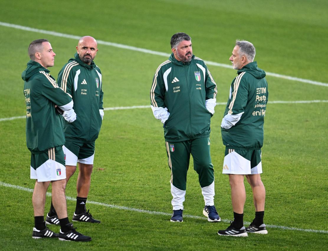 Gattuso (2.v.r.) mit seinem Trainerstab in Coverciano. © ANSA / CLAUDIO GIOVANNINI