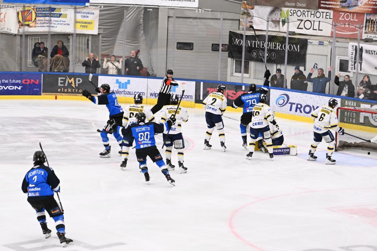 Hier jubelt Erik Hofer (2. von links) über sein Tor.
