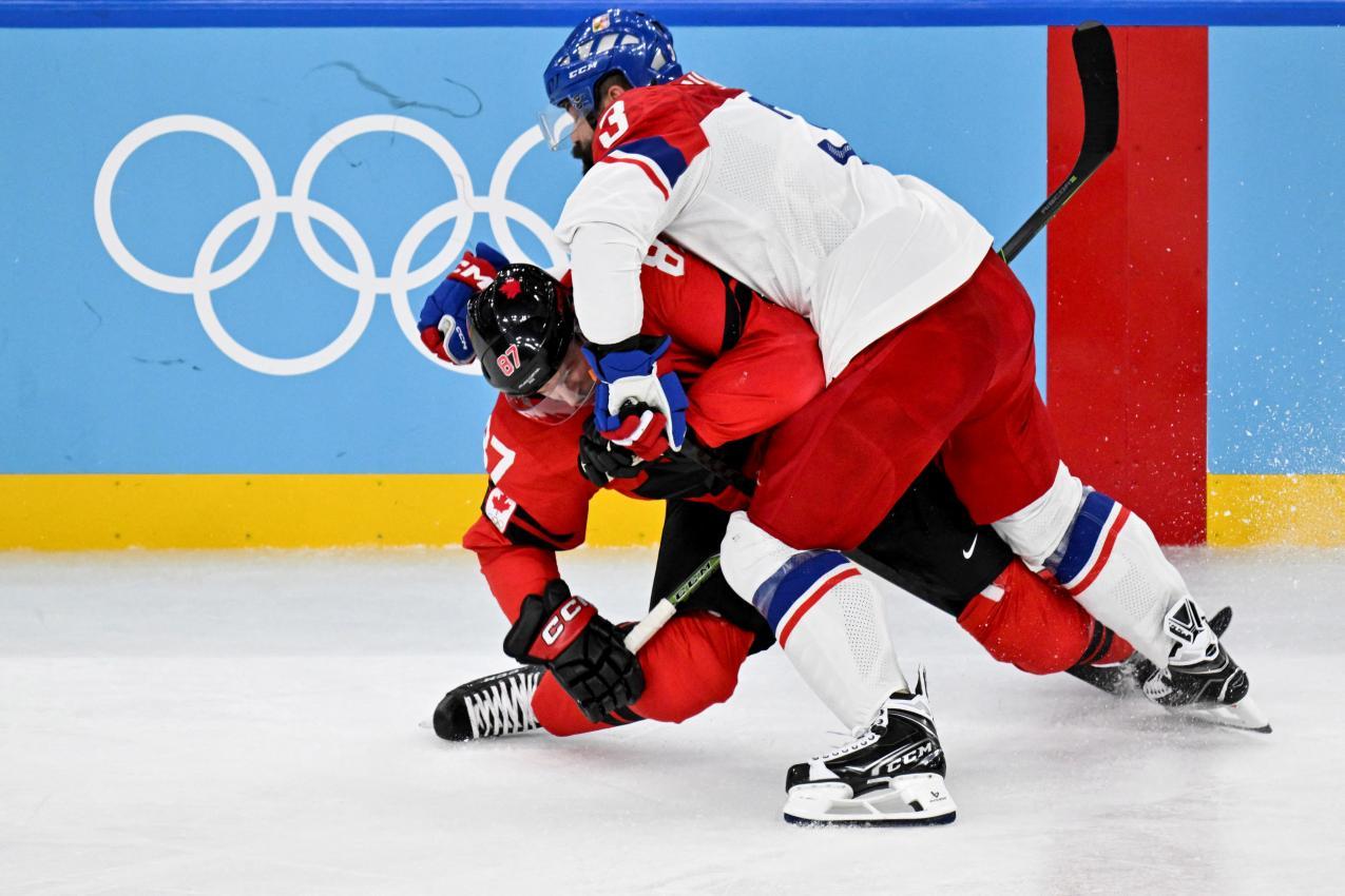 Hier verletzte Radko Gudas (rechts) den Superstar Sidney Crosby. © AFP / ALEXANDER NEMENOV