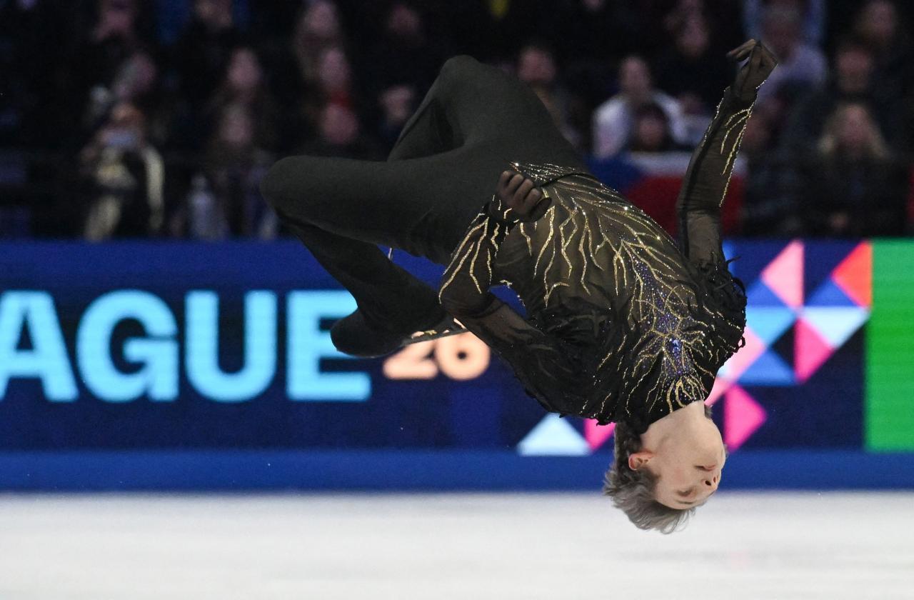 Ilia Malinin rehabilitierte sich nach dem Olympia-Debakel. © APA/afp / MICHAL CIZEK