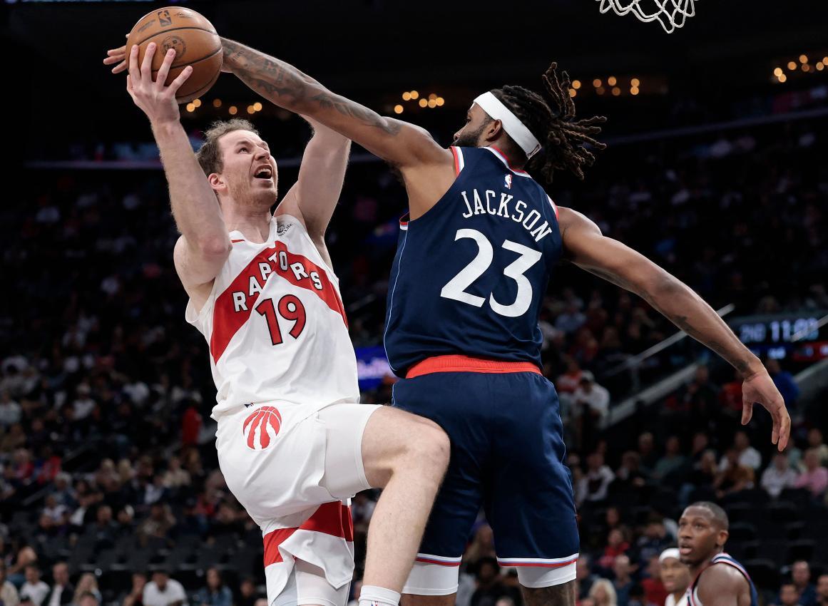 Jakob Pöltl stand beim Sieg der Raptors im Rampenlicht. © APA / RONALD MARTINEZ