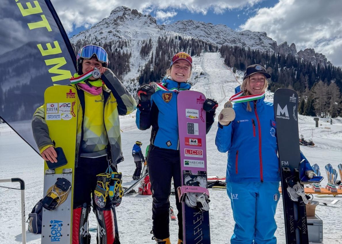 Jasmin Coratti (Mitte) strahlt vom obersten Stockerl-Platz herunter. © Sportissimus
