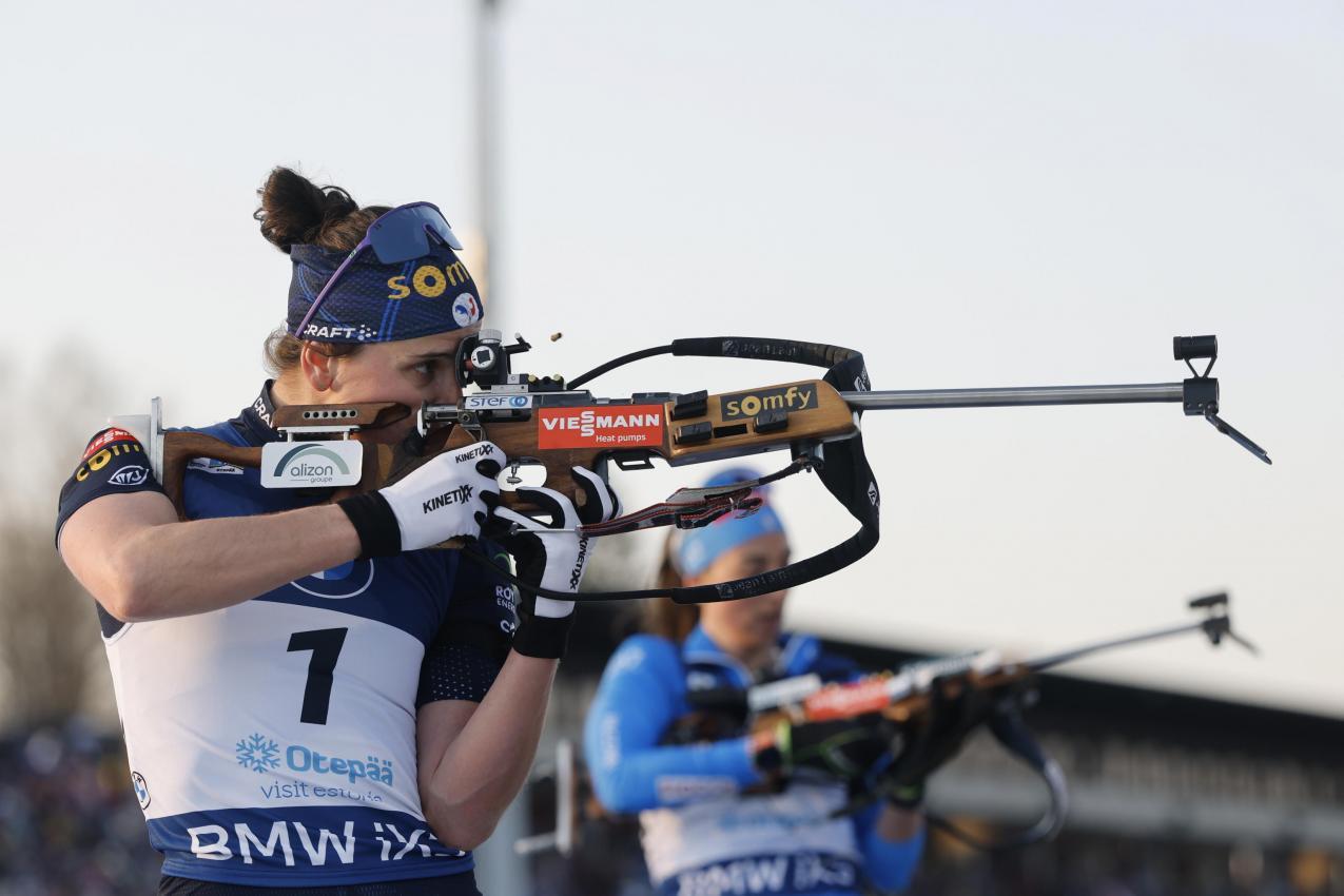 Julia Simon hat sich die kleine Kristallkugel gesichert. © ANSA / TOMS KALNINS