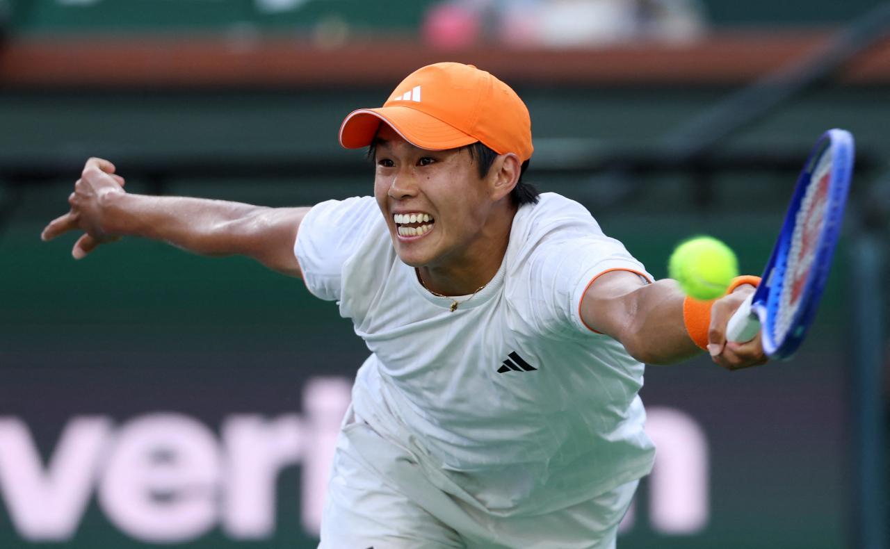 Learner Tien musste sich gegen Sinner mehrmals vergeblich strecken. © APA / CLIVE BRUNSKILL