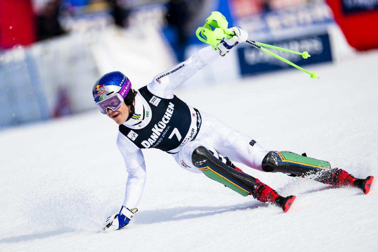 Lucas Pinheiro Braathen schied aus und feierte dann trotzdem mit den Fans. © ANSA / JEAN-CHRISTOPHE BOTT