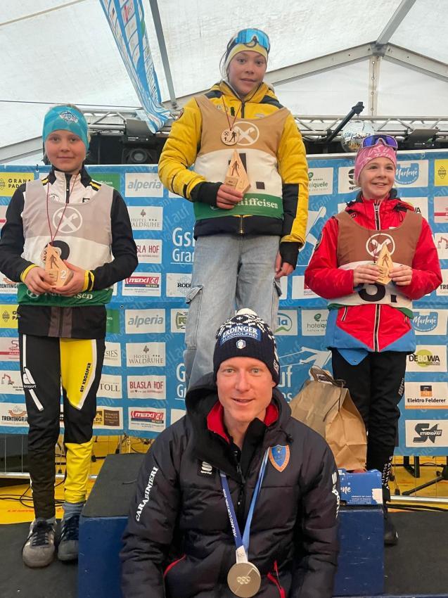 Lukas Hofer strahlte mit dem Podium um die Wette. © Sportissimus