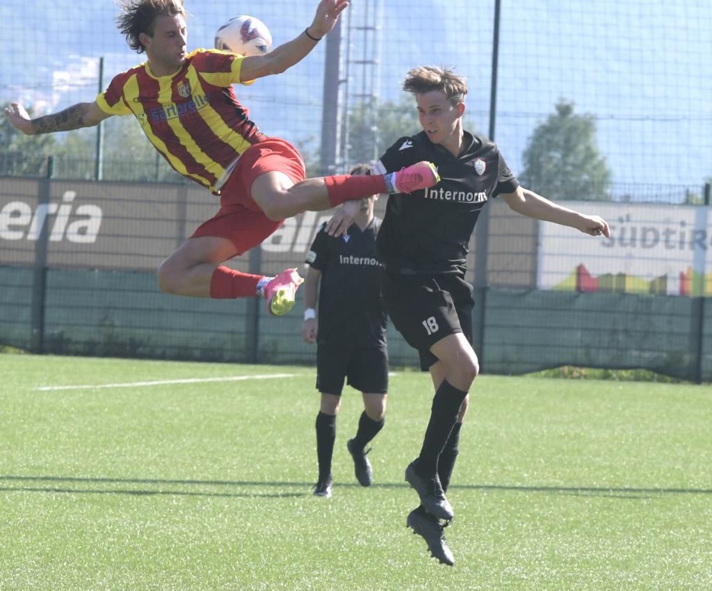 Matteo Forti (rechts) schoss das entscheidende 2:1 für Virtus Bozen. © DLife/LO