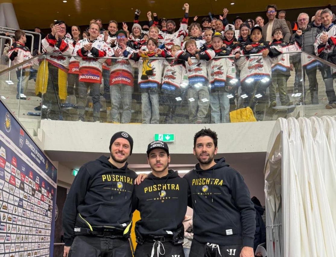 Matthias Mantinger, Alan Lobis und Raphael Andergassen (von links) posierten nach dem Spiel mit den Kalterer Fans.