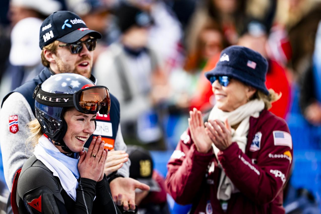 Mikaela Shiffrin feierte mit ihren Liebsten. © ANSA / JEAN-CHRISTOPHE BOTT