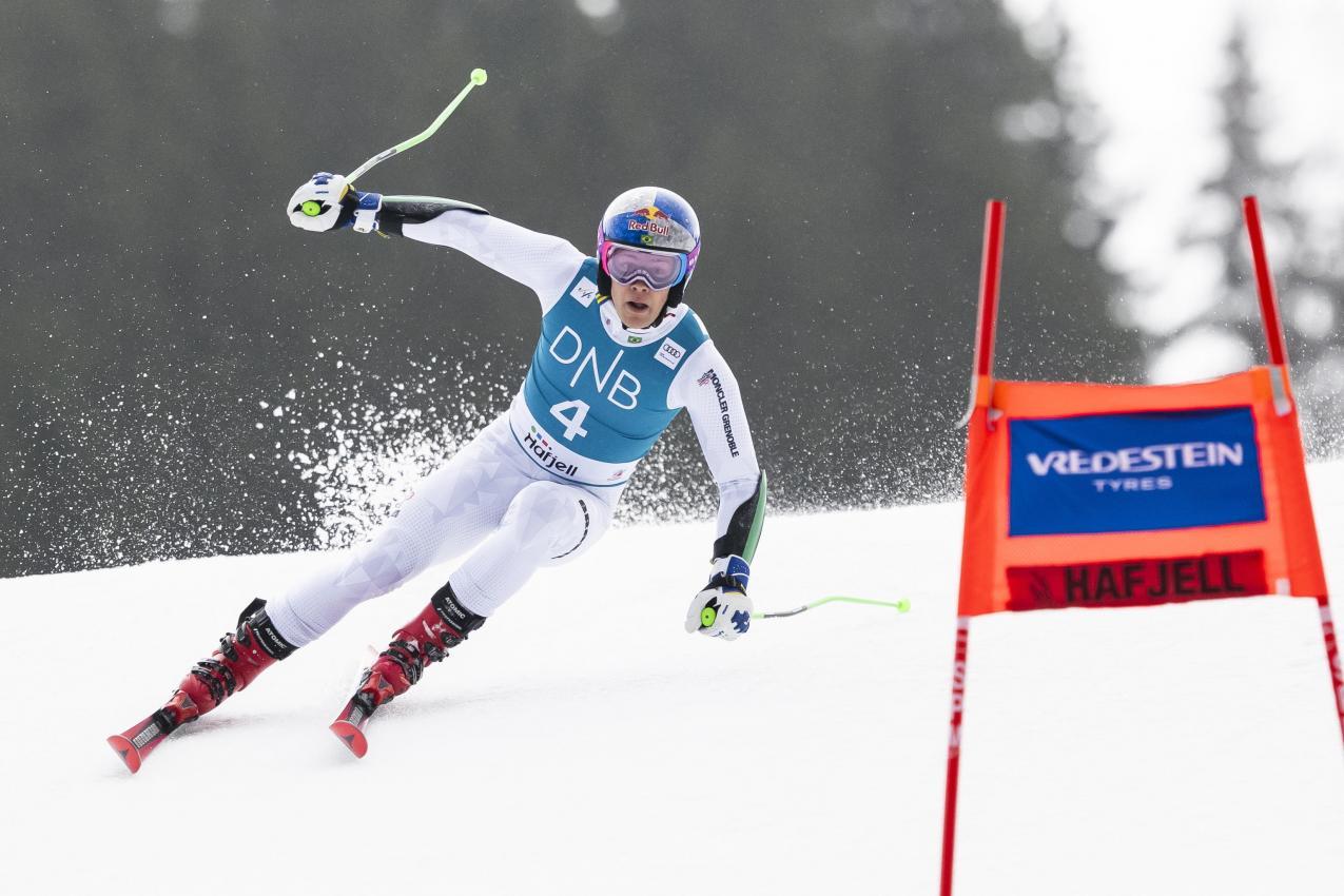 Mit offenen Flügeln: Lucas Pinheiro Braathen hebt zum Höhenflug ab. © ANSA / JEAN-CHRISTOPHE BOTT