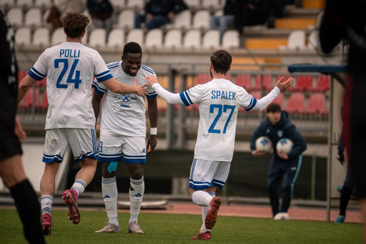 Nach 35 Minuten war die FCO-Welt in Ordnung: Mamadou Ngom (Mitte) hatte die Führung erzielt.