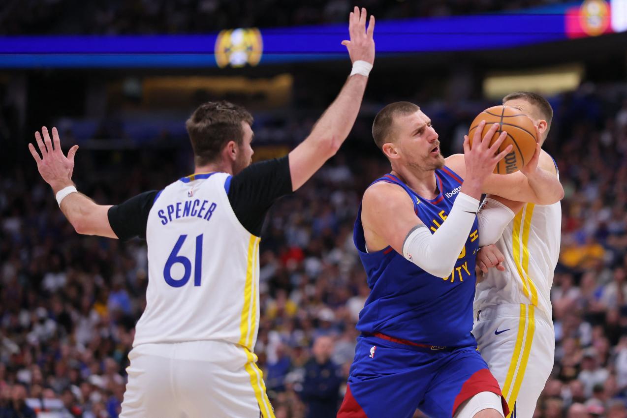 Nikola Jokic gewann mit den Denver Nuggets. © APA / JUSTIN EDMONDS