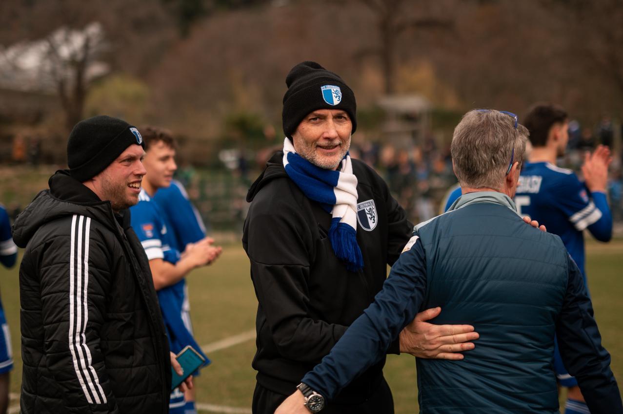 Obermais-Trainer Flavio Toccoli nach dem gewonnenen Spiel gegen Calvi Noale mit seinem Staff.