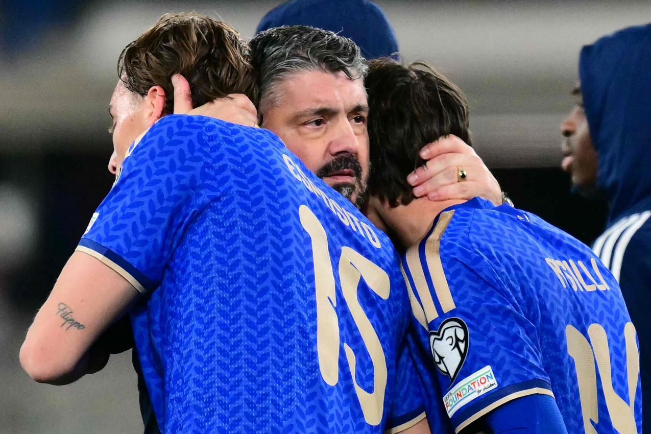 Rino Gattuso mit Pio Esposito (l.) und Niccolò Pisilli. © APA/afp / STEFANO RELLANDINI